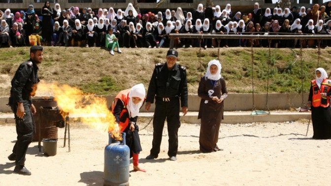 נערות פלסטיניות לוקחות חלק בתרגיל הגנה אזרחית במהלך קייטנה של חמאס ברפיח, אתמול (צילום: עבד רחים חטיב)
