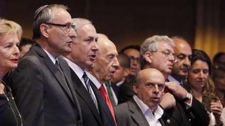 ראש ממשלת ישראל, נשיא המדינה ושורה של מכובדים שרים יחד את ההימנון הלאומי, אתמול (צילום: מרים אלסטר)