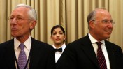 נגיד בנק ישראל היוצא סטנלי פישר (משמאל) והנכנס יעקב פרנקל, בבית הנשיא בירושלים במאי 2008 (צילום: פלאש 90)