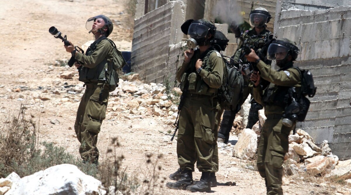 חיילי מג"ב בעימות עם פלסטינים ליד שכם, שלשום (צילום: עיסאם רימאווי)