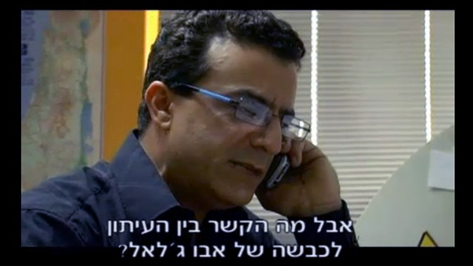 אמג'ד (השחקן נורמן עיסא) במערכת העיתון בו הוא עובד, מתוך סדרת הטלוויזיה "עבודה ערבית" (צילום מסך)