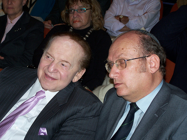 אלי פולק, יו"ר האגודה לזכות הציבור לדעת (מימין), עם שלדון אדלסון, הבעלים של "ישראל היום" (צילום: "העין השביעית")
