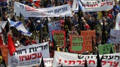 מפגינים נגד יוקר המחיה צועדים אל הכנסת, 16.8.11 (צילום: נתי שוחט)