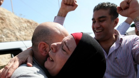 אסיר פלסטיני ששוחרר בעסקת שליט נפגש עם משפחתו, 18.10.11 (צילום: קובי גדעון)