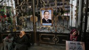 תומכות של נשיא מצרים המודח, חוסני מובארכ, במשמרת מחאה מחוץ לבית-חולים צבאי שבו הוחזק. קהיר, 18.4.13 (צילום: ויסאם נסאר)