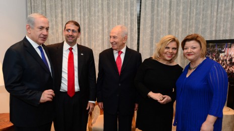 בני הזוג נתניהו והנשיא שמעון פרס בבית שגריר ארה"ב בישראל, אתמול (צילום: קובי גדעון)