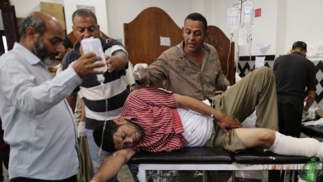 אחד התומכים בנשיא המודח מורסי מקבל טיפול בבית-חולים מאולתר בקהיר, שלשום (צילום: ויסאם נאסר)