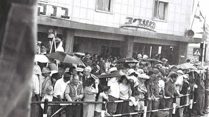 המונים מתאספים בחזית בית "מעריב" בתל-אביב לחזות במצעד יום-העצמאות, 9.5.1962 (צילום: לע"מ)