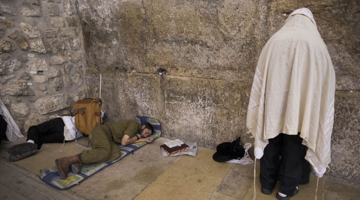 חייל ויהודי מאמין ישנים למרגלות הכותל המערבי בירושלים, היום (צילום: יונתן זינדל)