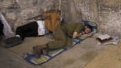 חייל ויהודי מאמין ישנים למרגלות הכותל המערבי בירושלים, היום (צילום: יונתן זינדל)