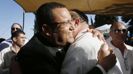 משה ליאון מתחבק עם גבר חובש כיפה, אתמול במסיבת העיתונאים שבה הכריז על ריצתו לתפקיד ראש עיריית ירושלים (צילום: מרים אלסטר)