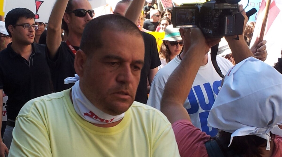 כתב הפלילים העיתונאי אבי אשכנזי בהפגנת עובדי מעריב, ספטמבר 2012. צילום: העין השביעית