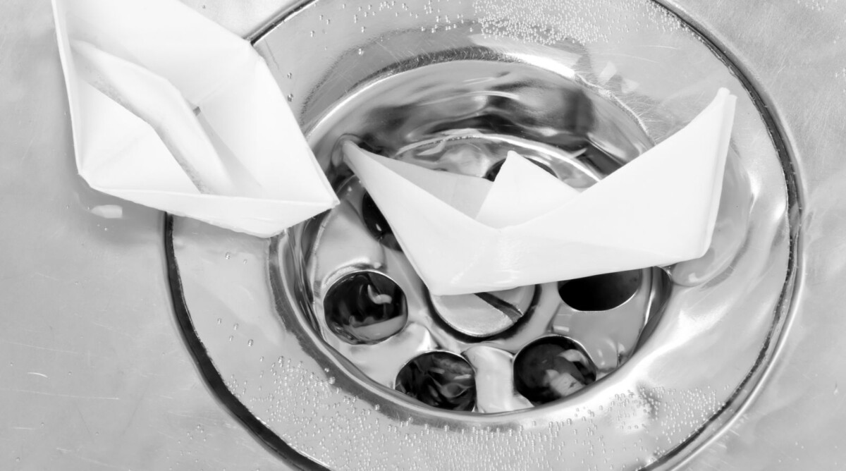 סירות נייר טובעות בכיור. איור: Ivanribak / Shutterstock