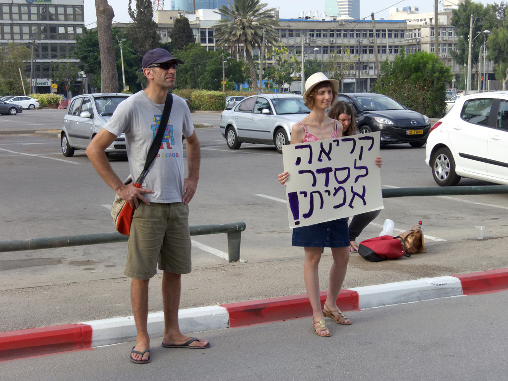 משמרת מחאה מול אולפני קול-ישראל נגד שיבוץ "מנחים מאזנים" לצידה של קרן נויבך, 26.7.12 (צילום: קפציאל, רשיון cc-by-nc-nd)