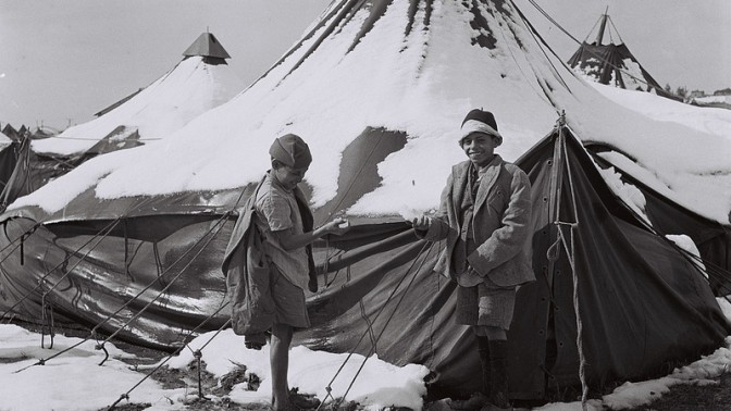ילדים שעלו מתימן משחקים בשלג במחנה אוהלים בראש העין, 5.2.1950 (צילום: דוד אלדן, לע"מ)