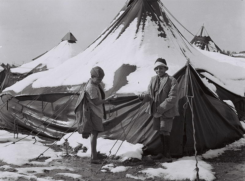 ילדים שעלו מתימן משחקים בשלג במחנה אוהלים בראש-העין, 5.2.1950 (צילום: דוד אלדן, לע"מ)
