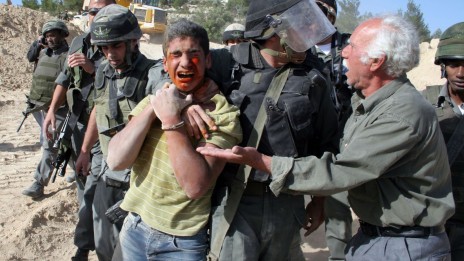 שוטרים ישראלים עוצרים מפגין ללא שימוש בטייזר. ולאג'ה, 27.4.10 (צילום: נאג'ח השלמון)