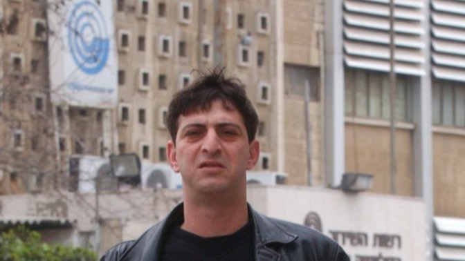 זליג רבינוביץ'. ברקע: בניין הטלוויזיה בשכונת רוממה בירושלים, 16.3.2003 (צילום: פלאש 90)