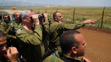 רמטכ"ל צבא ישראל, בני גנץ, משקיף אל עבר גבול סוריה במחיצת חיילים. 21.5.13 (צילום: טל מנור, דובר צה"ל)