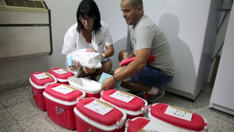 עובדי משרד הבריאות מכינים את נסיובי החיסון לחלוקה, שלשום בבאר-שבע (צילום: פלאש 90)