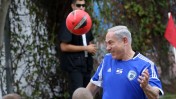 ראש הממשלה בנימין נתניהו לבוש מדי כדורגל, נוגח בכדור במסגרת מפגש עם ילדים חולים בסרטן ושחקן כדורגל מפורסם מספרד, אתמול בירושלים (צילום: פלאש 90)