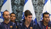כוכבי קבוצת הכדורגל של ברצלונה בבית הנשיא בירושלים, אתמול (צילום: נועם מושקוביץ)