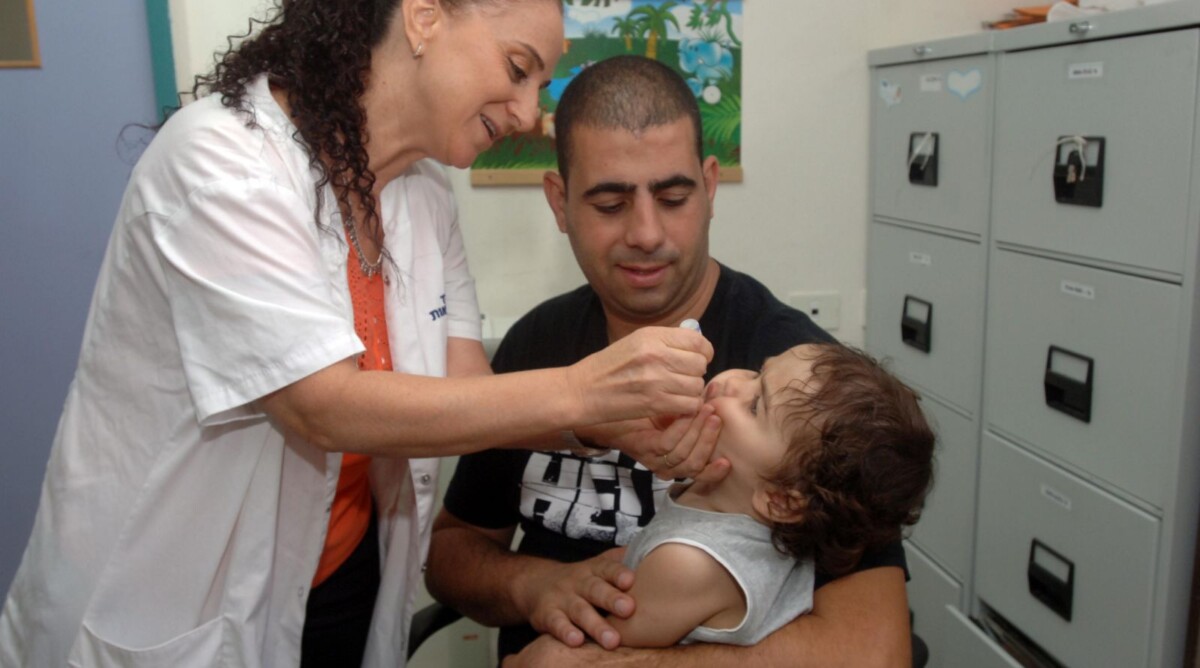 ילד מקבל חיסון לפוליו, 5.8.13 (צילום: דודו גרינשפן)