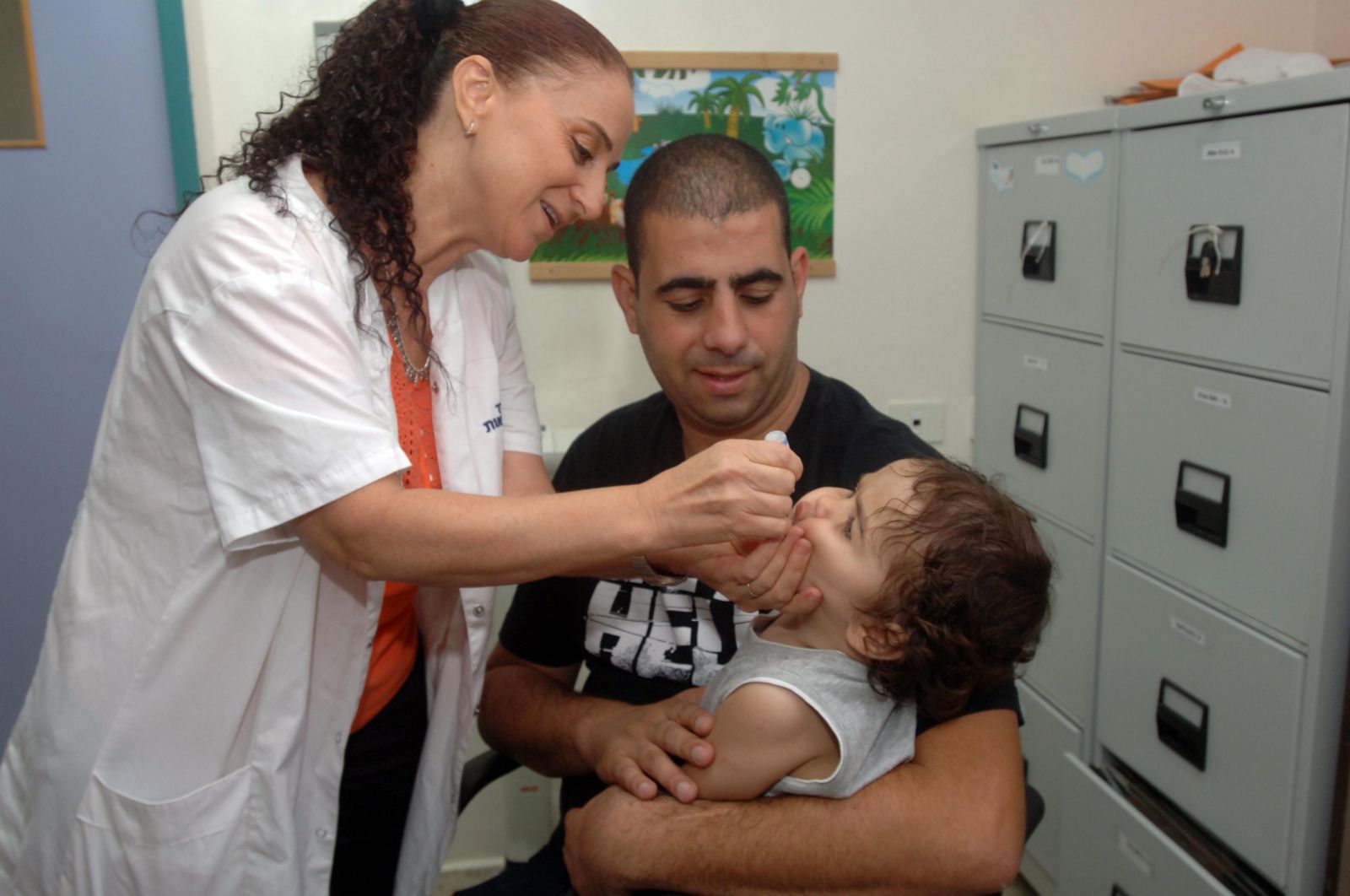ילד מקבל חיסון לפוליו, 5.8.13 (צילום: דודו גרינשפן)