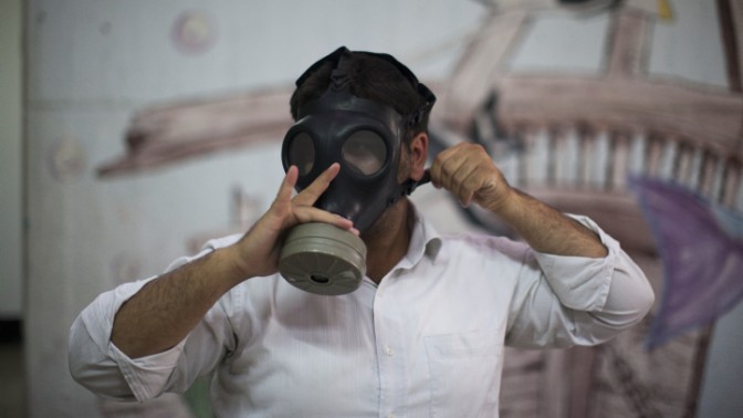 אדם מודד מסיכת גז בתחנת חלוקת מסיכות, אתמול בירושלים (צילום: יונתן זינדל)