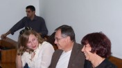 מימין: ליאורה גלט-ברקוביץ' בלוויית בעלה ובתה, והעיתונאי ברוך קרא, בבית-המשפט המחוזי בתל-אביב, 2.11.10 (צילום: "העין השביעית")