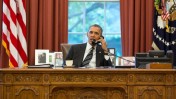 נשיא ארה"ב ברק אובמה משוחח בטלפון עם נשיא איראן חסן רוחאני, 27.9.13 (צילום: פיט סוזה, הבית הלבן)