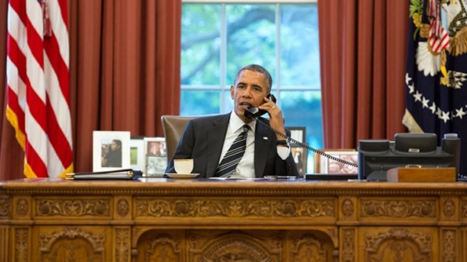 נשיא ארה"ב ברק אובמה משוחח בטלפון עם נשיא איראן חסן רוחאני, 27.9.13 (צילום: פיט סוזה, הבית הלבן)
