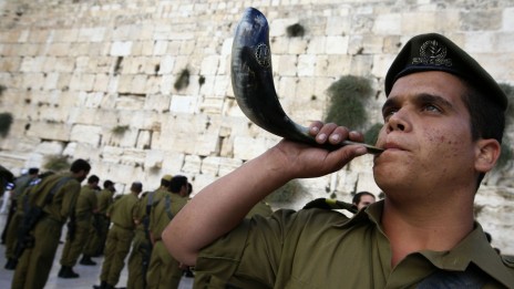 חייל ישראלי תוקע בשופר (צילום: נתי שוחט)