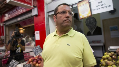 משה ליאון, מועמד לראשות עיריית ירושלים, בשוק מחנה-יהודה בעיר, 5.8.13 (צילום: יונתן זינדל)