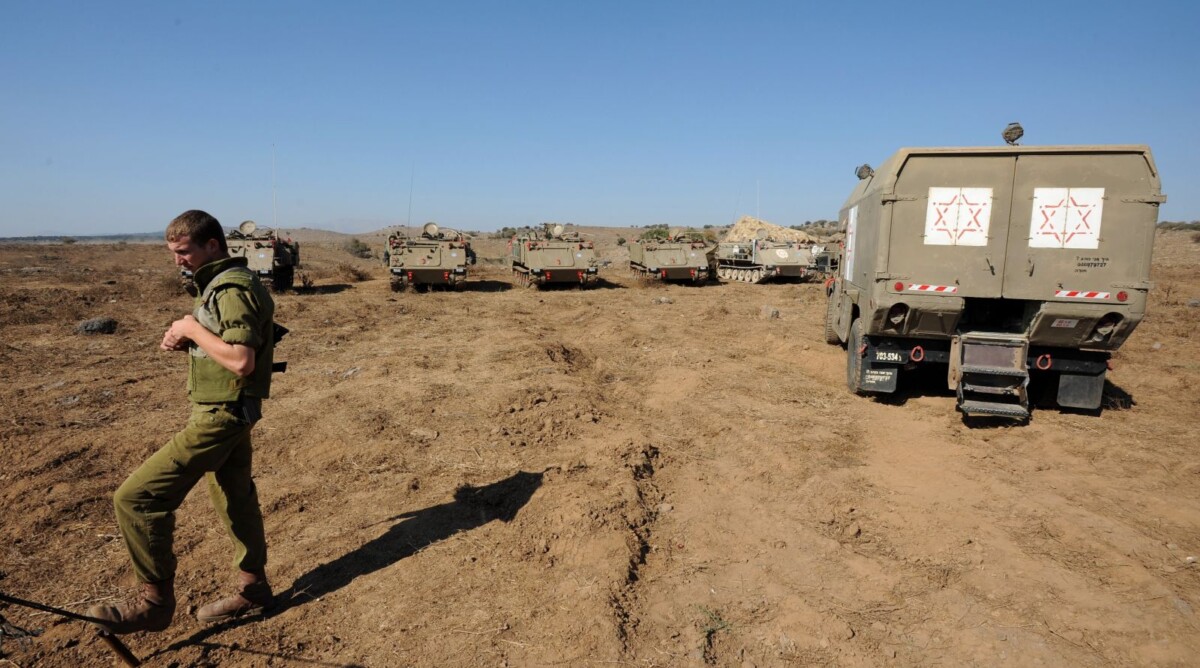 חייל וכוחות צה"ליים ברמת הגולן, סמוך לגבול סוריה. 30.8.2013 (צילום: גילי יערי)