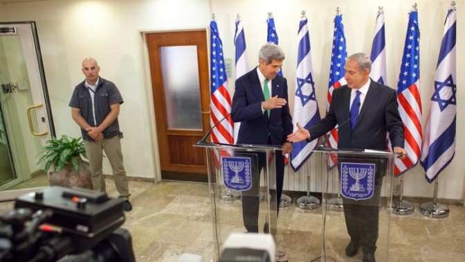 שר החוץ האמריקאי ג'ון קרי וראש הממשלה בנימין נתניהו, אתמול בירושלים (צילום: אמיל סלמן)