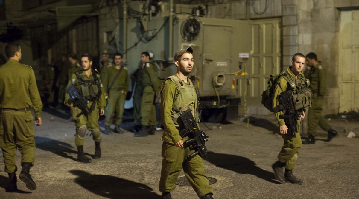 חיילים ישראלים סמוך לזירת הירי בחברון, אמש (צילום: יונתן זינדל)