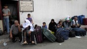 פלסטינים ממתינים לפתיחת מעבר רפיח, 28.9.13 (צילום: עבד רחים ח'טיב)
