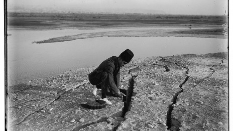 בקיעים באדמה בקרבת ים המלח, בעקבות רעידת האדמה של יולי 1927 (צילום: צלמי המושבה האמריקאית, ספריית הקונגרס, נחלת הכלל)