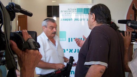 יוסי בר-מוחא, מנכ"ל אגודת העיתונאים תל-אביב (משמאל), וכתב הערוץ הראשון נסים מוסק מתעמתים באסיפה הכללית של מועצת העיתונות, 27.6.12 (צילום: "העין השביעית")