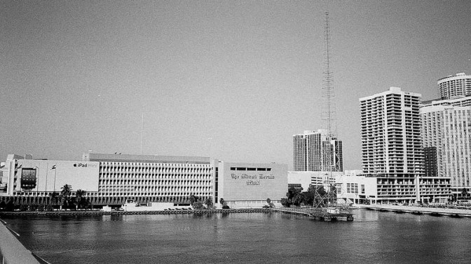 בניין ה"מיאמי הראלד" לפני שנהרס כדי לפנות את מקומו לקזינו (צילום: פיליפ פסאר, רישיון cc-by)