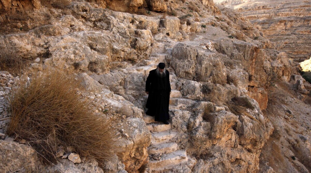 נזיר יווני אורתודוקסי בצאתו ממערה בנחל קדרון, 17.12.2010 (צילום: אביר סולטן)