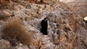 נזיר יווני אורתודוקסי בצאתו ממערה בנחל קדרון, 17.12.2010 (צילום: אביר סולטן)