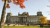 תיירים מחוץ לבניין הרייכסטאג, ברלין. 26.10.12 (צילום: נתי שוחט)