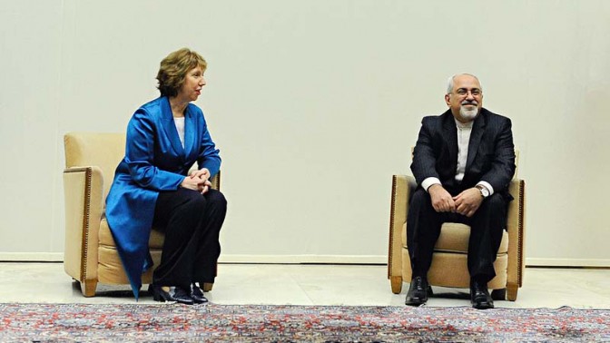 שרת החוץ האירופית קתרין אשטון ושר החוץ האיראני ג'וואד זריף, ז'נבה, 15.10.13 (צילום: EEAS, רישיון cc-by-nc-nd)