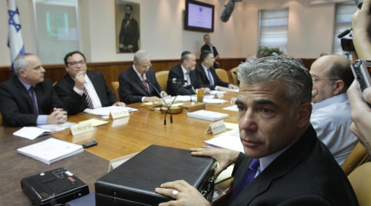 שר האוצר, יאיר לפיד, מניח מזוודה על שולחן הממשלה, 25.8.13 (צילום: אלכס קולומויסקי)