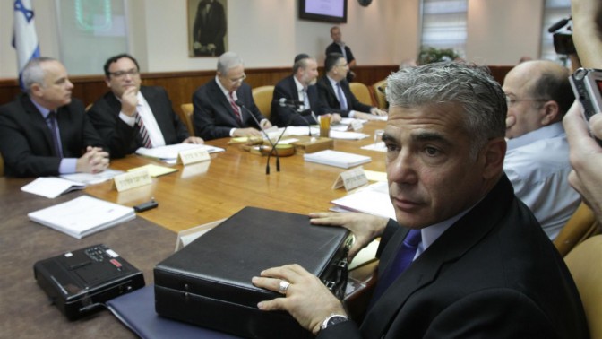 שר האוצר, יאיר לפיד, מניח מזוודה על שולחן הממשלה, 25.8.13 (צילום: אלכס קולומויסקי)
