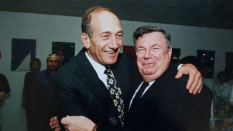 ראש הממשלה לשעבר אהוד אולמרט (משמאל) מחבק את שמואל דכנר, לימים עד המדינה במשפט "פרשת הולילנד" (צילום: יוסי זליגר)