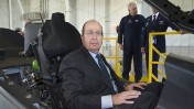שר הביטחון משה יעלון בתא הטייס של מטוס F-35, (צילום: משרד הביטחון)