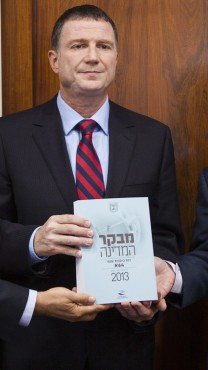 יו"ר הכנסת, יולי אדלשטיין, מקבל את דו"ח מבקר המדינה, 15.10.13 (צילום: פלאש 90(